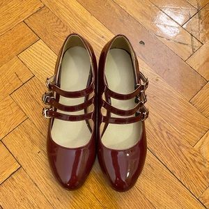 Patent leather Mary Jane shoes